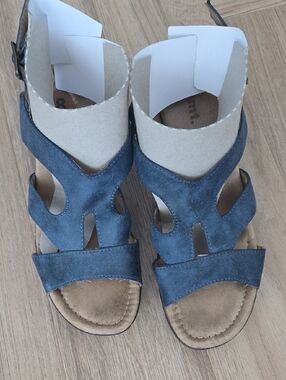 WHITEMT. Navy Blue Strappy Sandals 8
